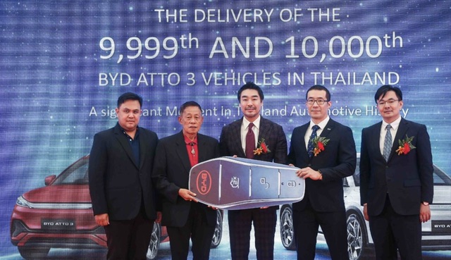 BYD จัดพิธีวางศิลาฤกษ์โรงงานผลิตรถยนต์โดยสารแห่งแรกในประเทศไทยพร้อมส่งมอบรถ BYD ATTO 3 คันที่ 9,999 และ 10,000