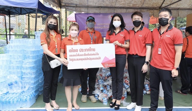 เอไอเอ ประเทศไทย มอบน้ำดื่มและสิ่งของจำเป็นเพื่อบรรเทาทุกข์แก่ผู้ประสบภัยไฟไหม้ชุมชนบ่อนไก่