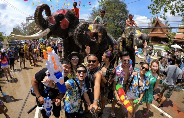 เตรียมรับความสนุกสนานแบบฉ่ำๆ! เปิดประสบการณ์เทศกาลสาดความสุขในแบบฉบับล้านนา  พร้อมควงเพื่อนคู่ใจอย่างกล้องโกโปรออกตะลุยผ่านกิจกรรมสงกรานต์ที่เชียงใหม่!!