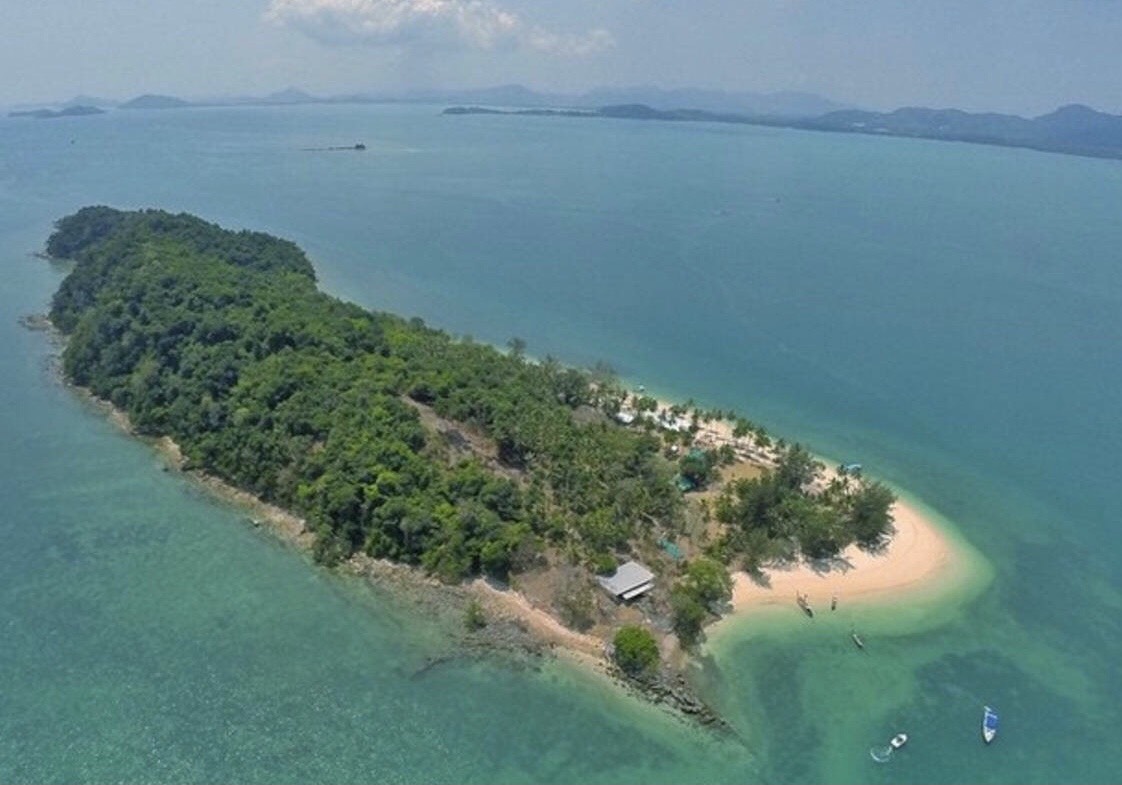 สัมผัสความงามไพรเวทวิลล่าติดชายหาดของ ภูริ หิรัญพฤกษ์ บนเกาะนาคาน้อย