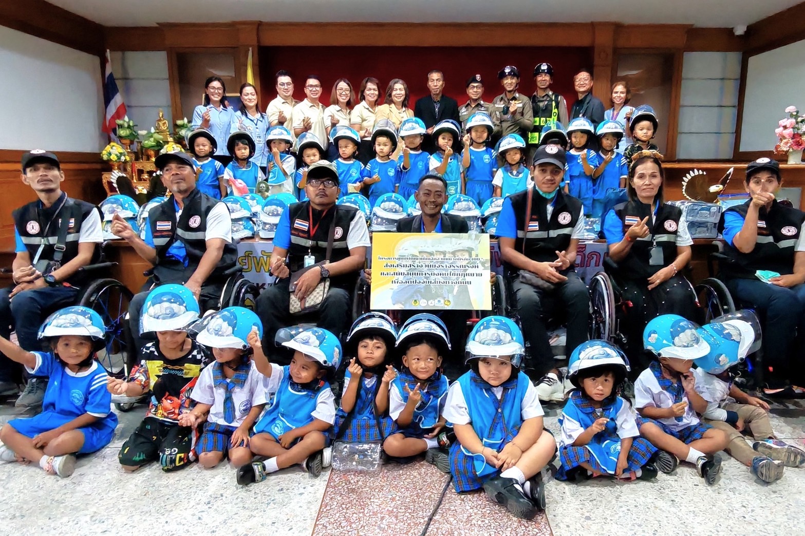 วิริยะประกันภัย ปลูกฝังวินัยจราจรเด็กไทย มอบหมวกนิรภัยวัยใส จ.นครศรีธรรมราช