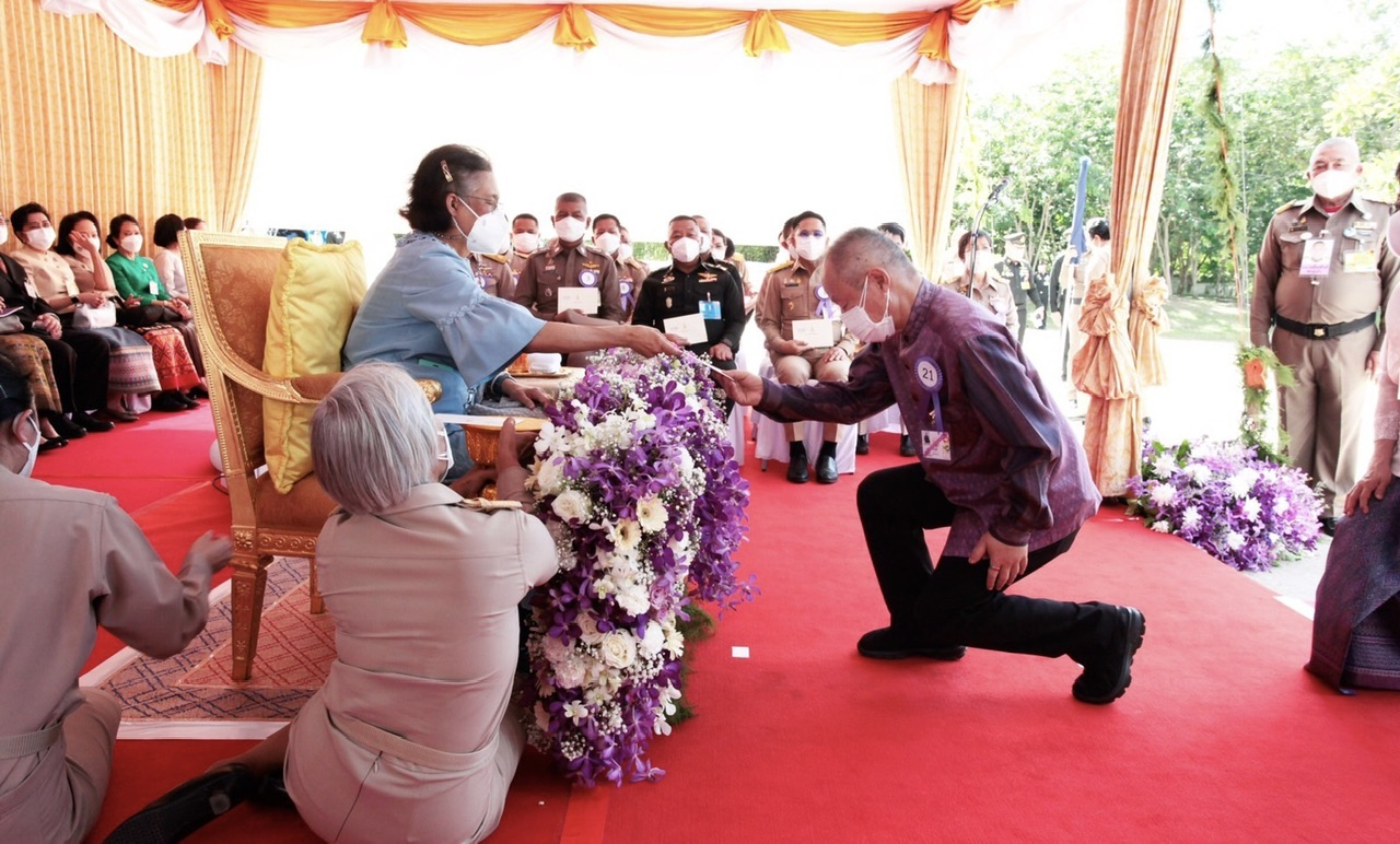 ชัย โสภณพนิช เข้ารับพระราชทานของที่ระลึก ในพิธีเปิดอาคารพิพิธภัณฑ์เก๋งจีนหลวงปู่แบน ธนากโร วัดดอยธรรมเจดีย์