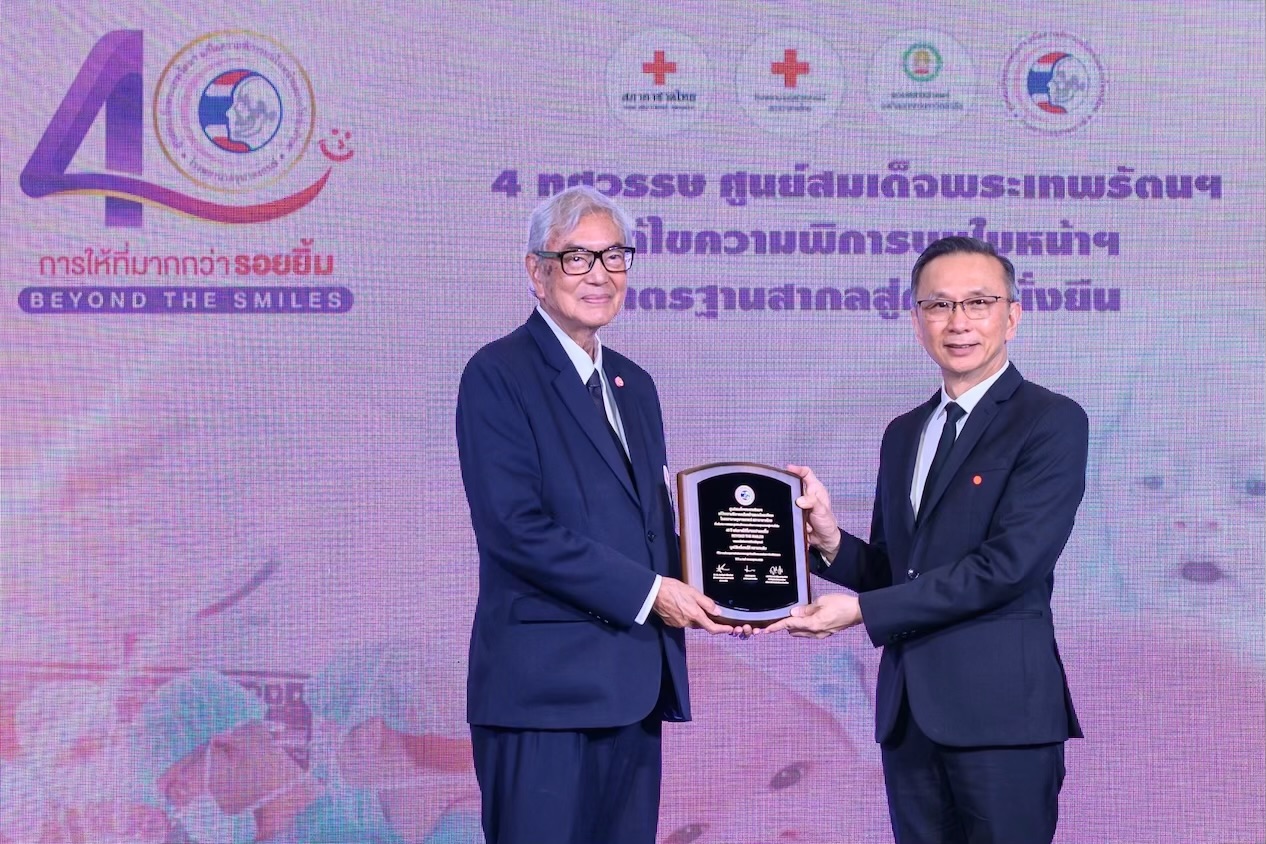 มูลนิธิหนึ่งคนให้ หลายคนรับ” รับโล่ประกาศเกียรติคุณ