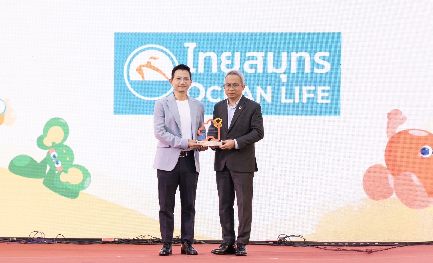 OCEAN LIFE ไทยสมุทรประกันชีวิต ร่วมสนับสนุนศักยภาพของบุคคลออทิสติกรับโล่ประกาศเกียรติคุณในงาน World Autism Awareness Day 2025