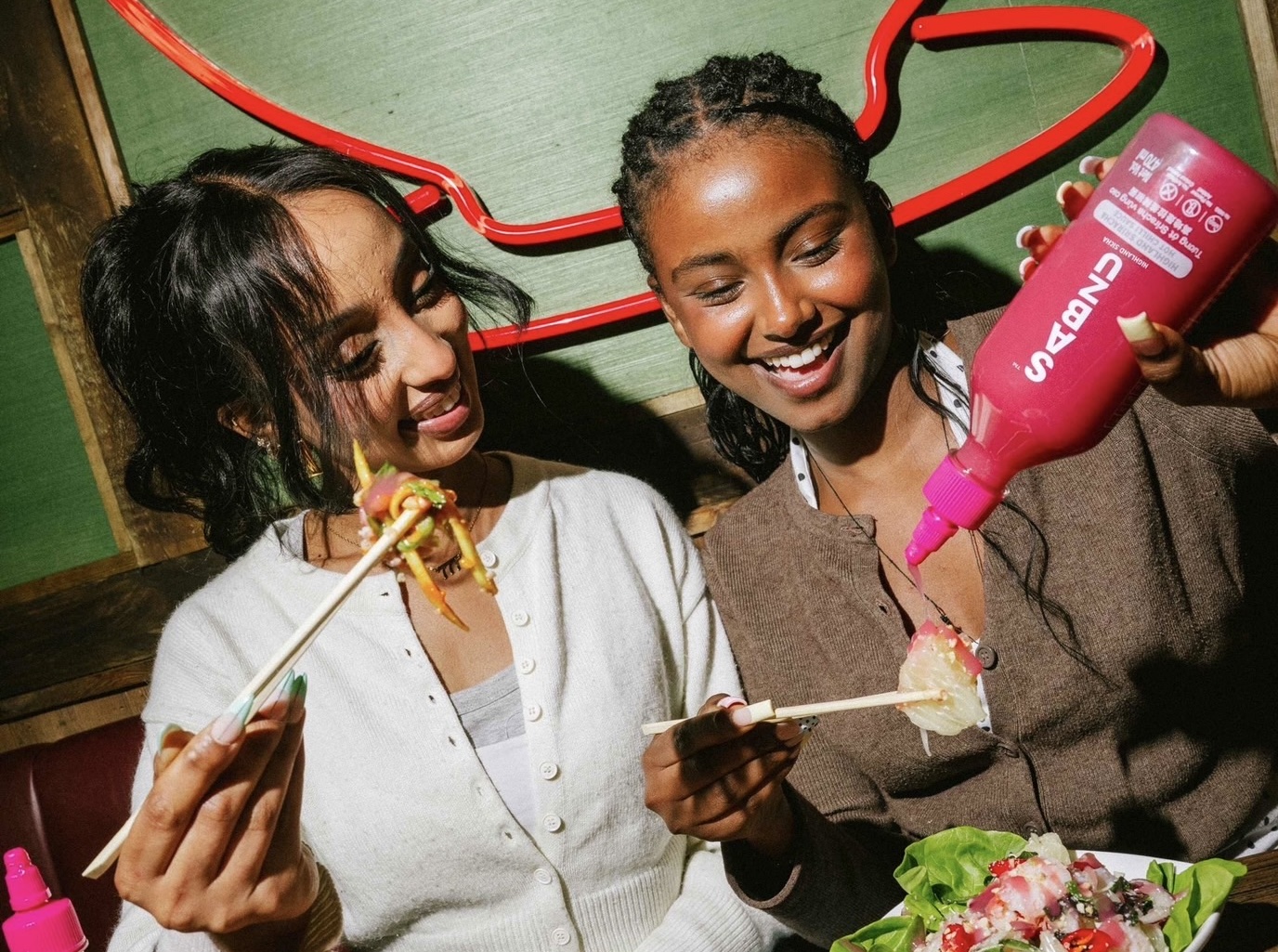 NRF เผย SABZU จับมือร้าน Pho เปิดตัว “Pink Sriracha” ซอสพริกศรีราชาสีชมพูครั้งแรกของโลกวางเสิร์ฟเอ็กซ์คลูซีฟ 50 สาขาทั่วสหราชอาณาจักร
