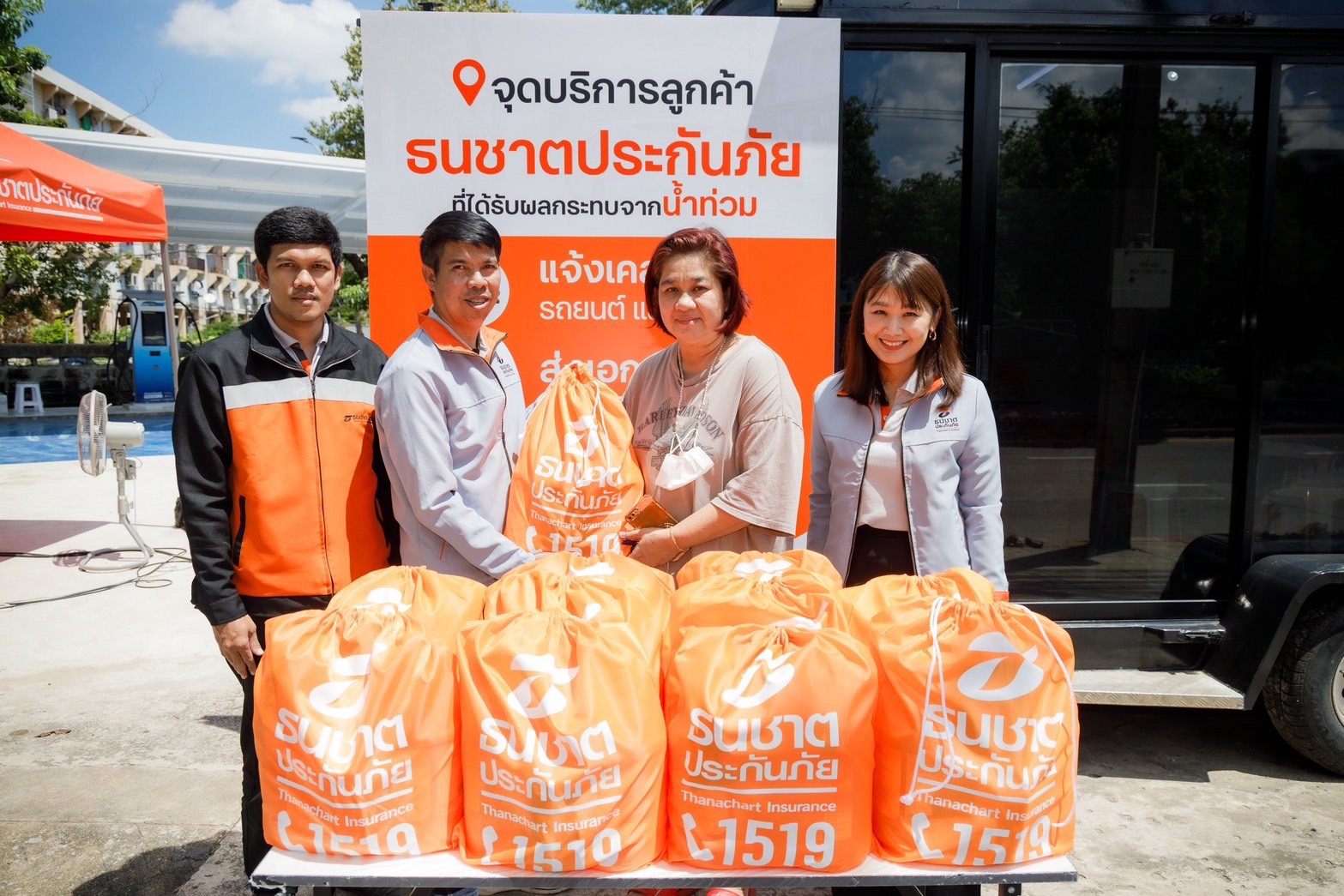 ธนชาตประกันภัยเร่งช่วยลูกค้าหลังน้ำลด เปิด “จุดบริการเคลมน้ำท่วม” ชั่วคราว ใกล้บ้านอำนวยความสะดวกงานเคลม พร้อมระดมทีมสำรวจภัยและเตรียมขยายพื้นที่ดูแล  ธนชาตประกันภัยเดินหน้าช่วยเหลือลูกค้าที่ได้รับผลกระทบจากสถานการณ์น้ำท่วม เปิด “จุดบริการเคลมน้ำท่วม