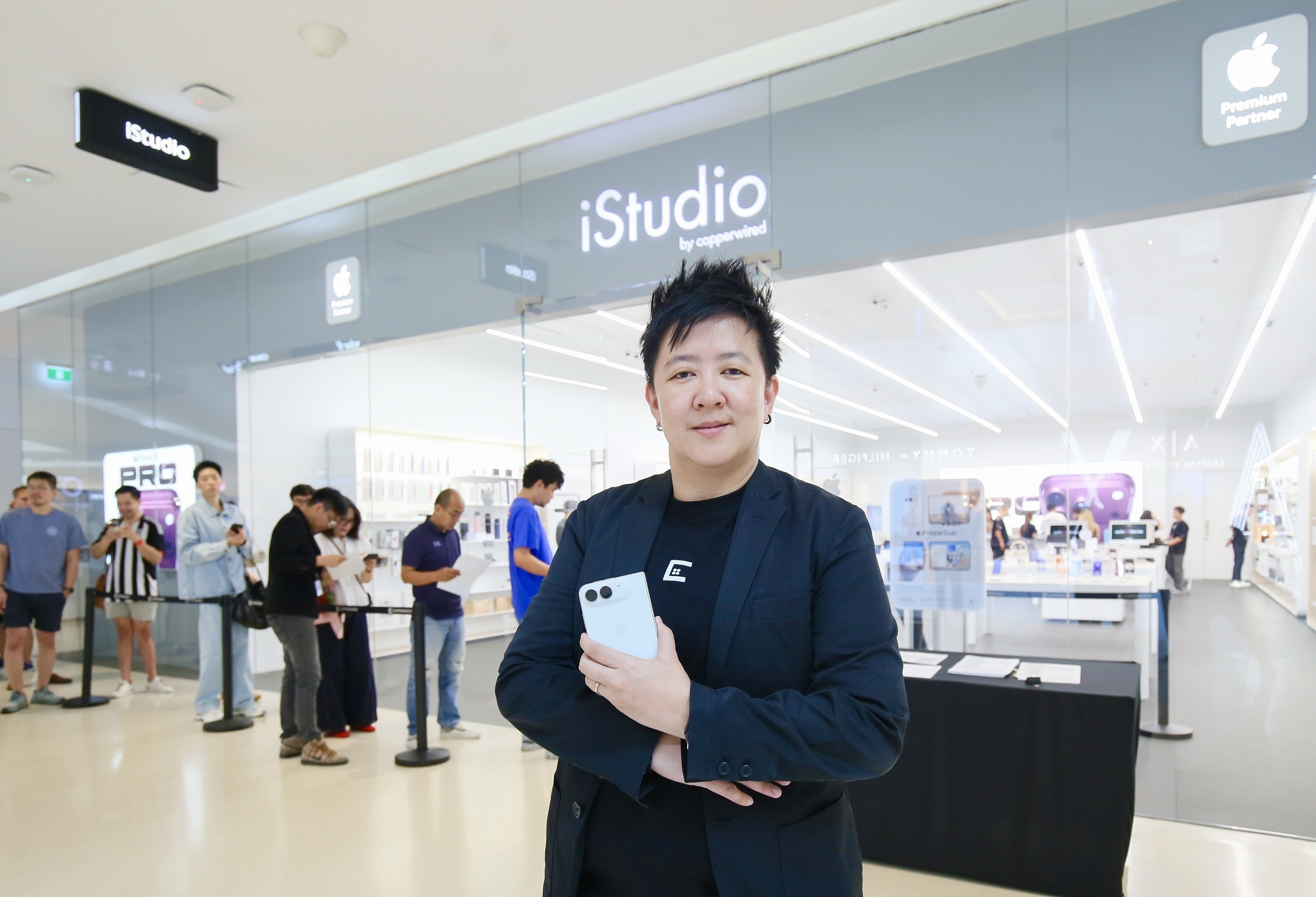 CPW สร้างปรากฏการณ์ iPhone Duo วันแรกคึกคัก ยอดจองล้นตอกย้ำผู้นำนวัตกรรมสมาร์ตโฟนจอพับรุ่นแรกสู่ตลาดไทย