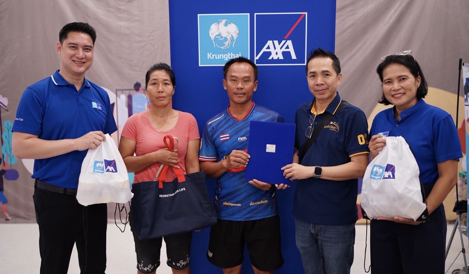 กรุงไทย - แอกซ่า ประกันชีวิต มอบความห่วงใย ผ่านกิจกรรมคาราวาน ตรวจสุขภาพฟรี พร้อมมอบถุงยังชีพช่วยเหลือผู้ประสบอุทกภัย 