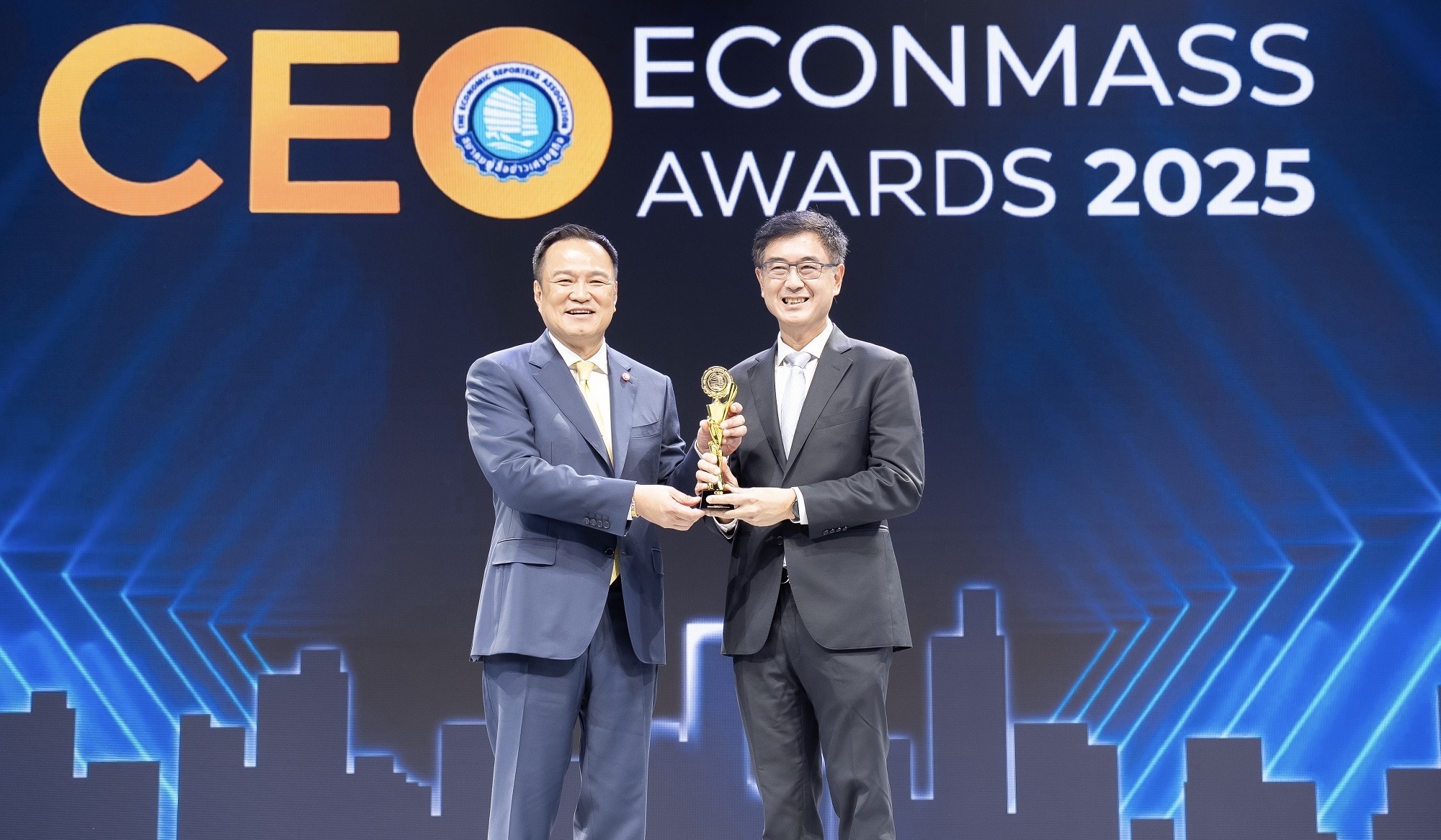 คุณสมเกียรติ เมสันธสุวรรณ ประธานเจ้าหน้าที่บริหาร WHAUPรับรางวัล ‘สุดยอดซีอีโอรุ่นใหญ่ สาขาทรัพยากร ประจำปี 2568’ และรางวัล ‘เดอะเบสต์ซีอีโอรุ่นใหญ่ ประจำปี 2568’ 