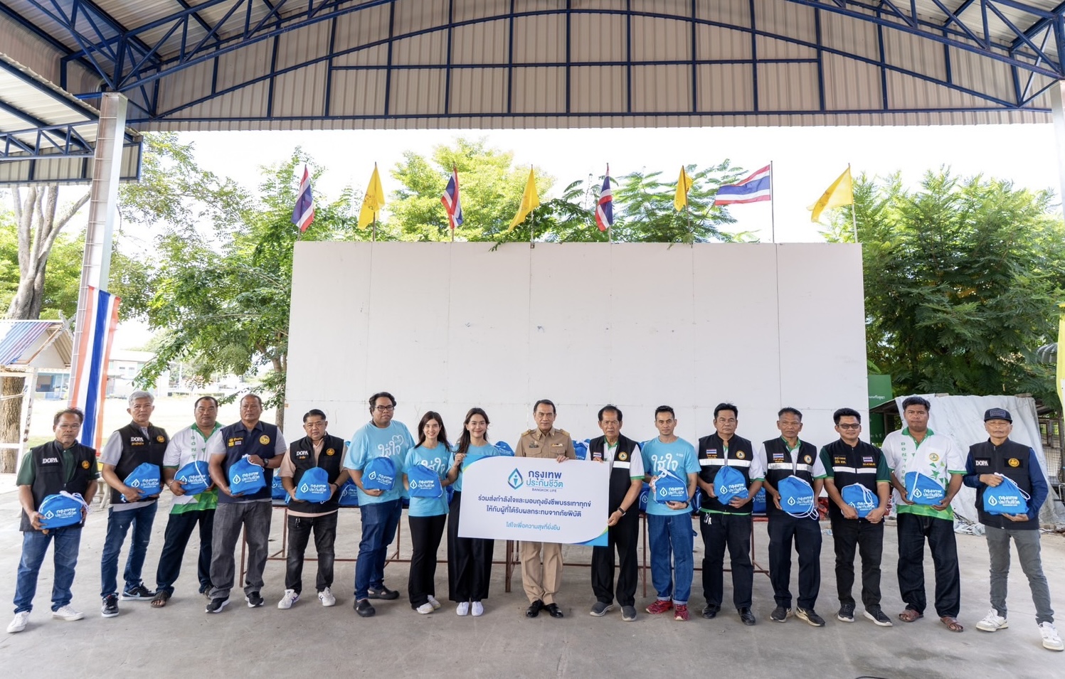 กรุงเทพประกันชีวิต ลงพื้นที่ช่วยเหลือผู้ประสบอุทกภัย ใส่ใจผู้ประสบภัยมอบถุงยังชีพบรรเทาความเดือดร้อน ในจังหวัดพระนครศรีอยุธยา นครสวรรค์ และชัยนาท 