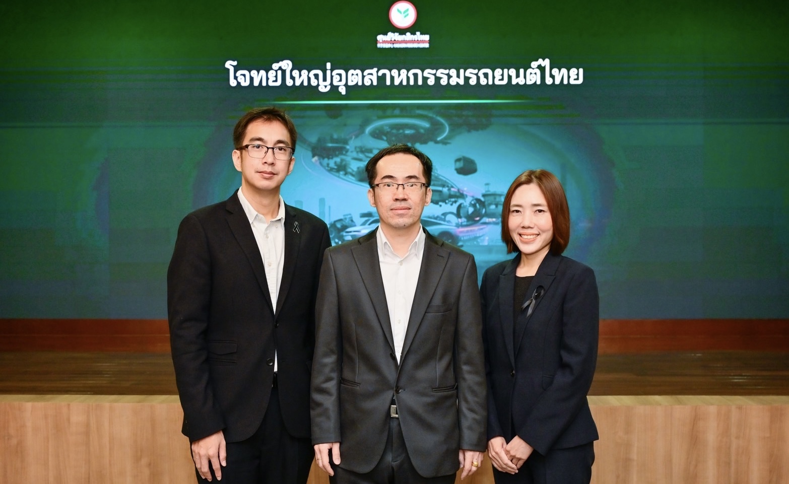 ศูนย์วิจัยกสิกรไทย ชี้อุตสาหกรรมรถยนต์และชิ้นส่วนไทยกำลังเผชิญกับโจทย์ใหญ่หลายด้าน ถือเป็นความท้าทายครั้งสำคัญ นับตั้งแต่เริ่มต้นการผลิตในประเทศ