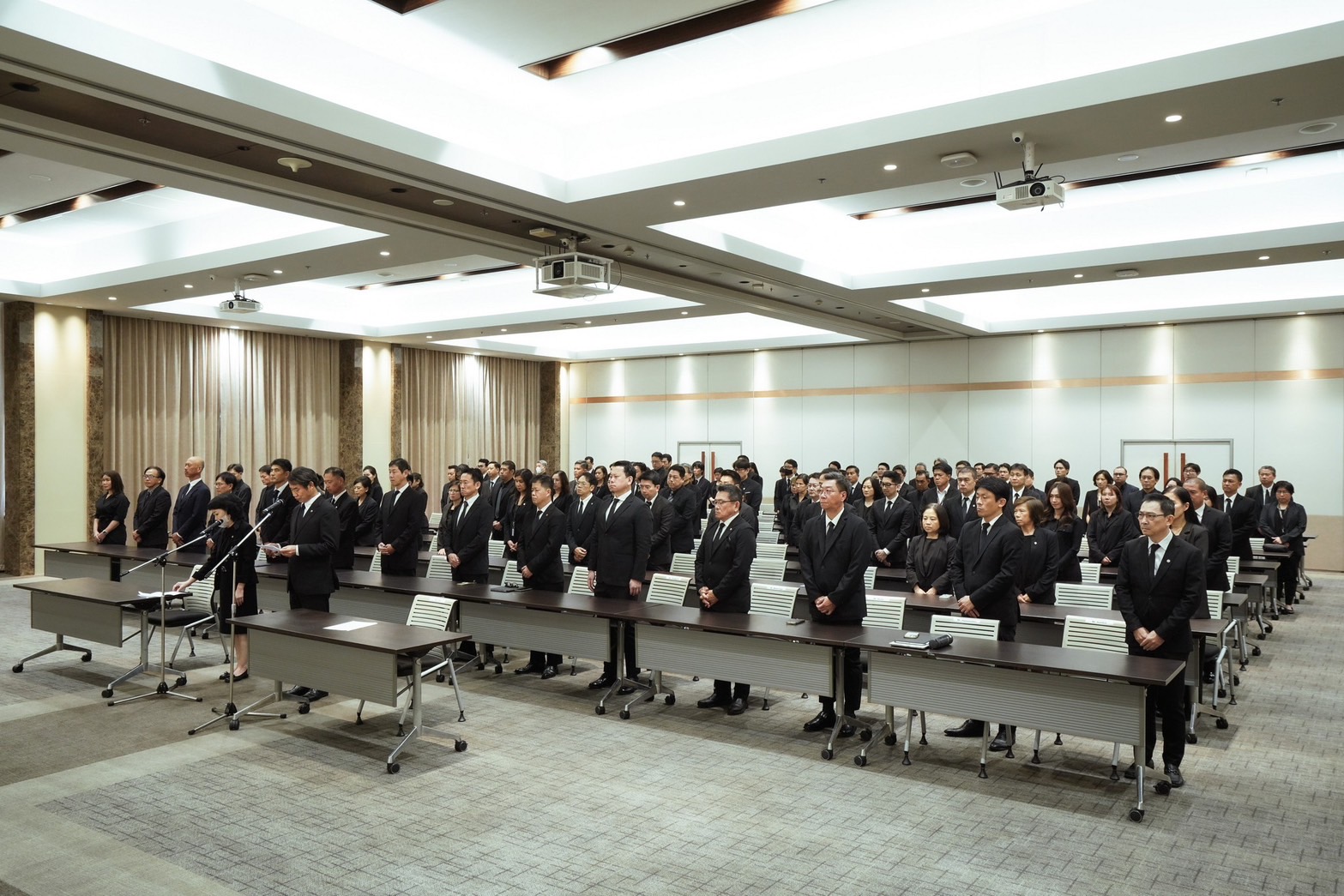 ตรีเพชรอีซูซุเซลส์ และกลุ่มตรีเพชร ร่วมถวายอาลัย “สมเด็จบรมราชชนนีพันปีหลวง”