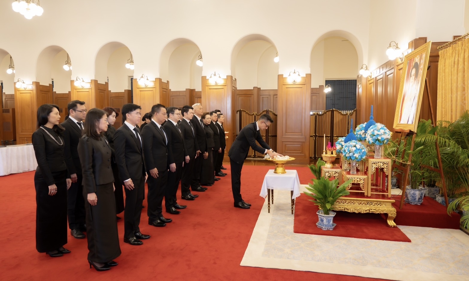 เมืองไทยประกันชีวิต นำคณะผู้บริหารลงนามถวายความอาลัย และถวายสักการะเบื้องหน้า     พระฉายาลักษณ์ สมเด็จพระนางเจ้าสิริกิติ์ พระบรมราชินีนาถ พระบรมราชชนนีพันปีหลวง