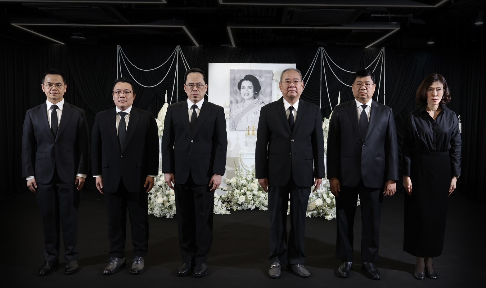 สถิตในดวงใจตราบนิจนิรันดร์ น้อมศิระกราน กราบแทบพระยุคลบาท ด้วยสำนึกในพระมหากรุณาธิคุณเป็นล้นพ้นอันหาที่สุดมิได้