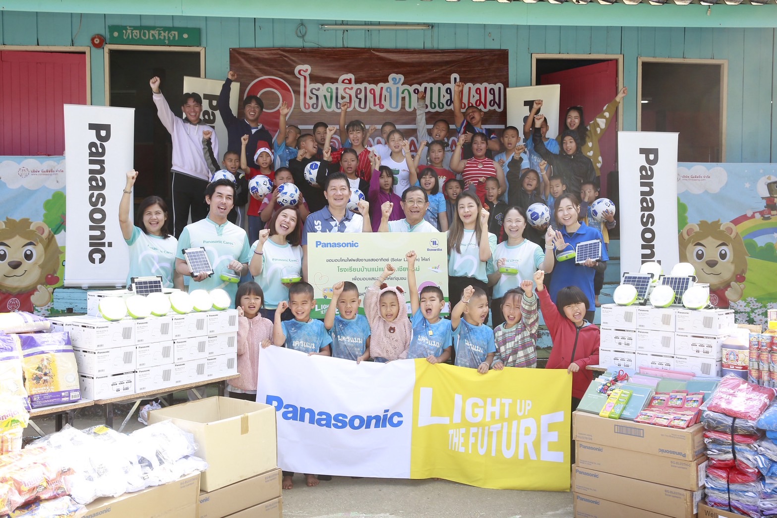 พานาโซนิค มอบโคมไฟพลังงานแสงอาทิตย์สร้างแสงสว่างยามค่ำคืนให้น้อง ๆ บ้านแม่แมม จังหวัดเชียงใหม่