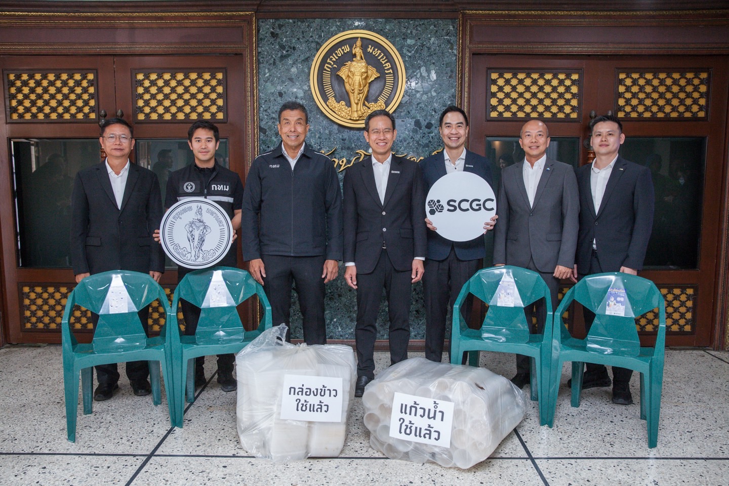 กทม. ร่วมกับ SCGC สร้างเมืองต้นแบบ “ไม่เทรวม” คัดแยกขยะตั้งแต่ต้นทางเปลี่ยนพลาสติกใช้แล้ว สู่ “เก้าอี้รักษ์โลก” ด้วยนวัตกรรมรีไซเคิล