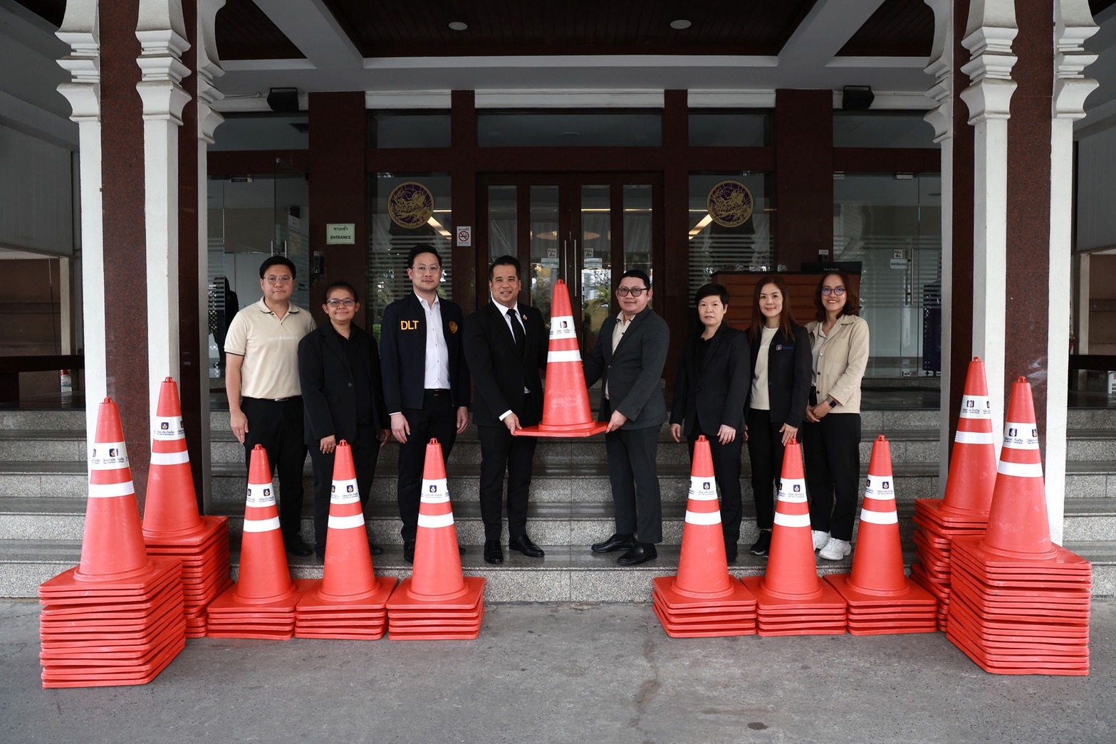 วิริยะประกันภัย มอบกรวยยางจัดระเบียบจราจร กรมการขนส่งทางบก