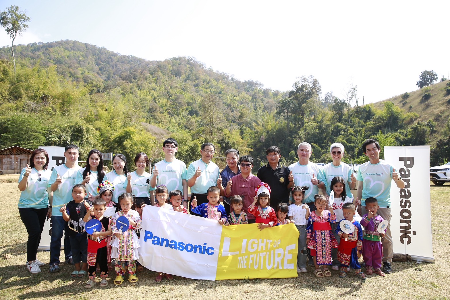 พานาโซนิค เดินหน้ามอบโคมไฟพลังงานแสงอาทิตย์ให้เด็กๆ พื้นที่ห่างไกล จังหวัดลำปาง