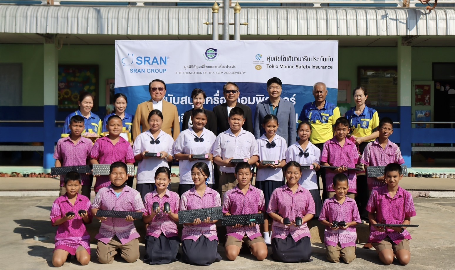 คุ้มภัยโตเกียวมารีนประกันภัยฯ มอบเครื่องคอมพิวเตอร์เพื่อการศึกษาให้กับโรงเรียนวัดสำโรง จ.นครปฐม