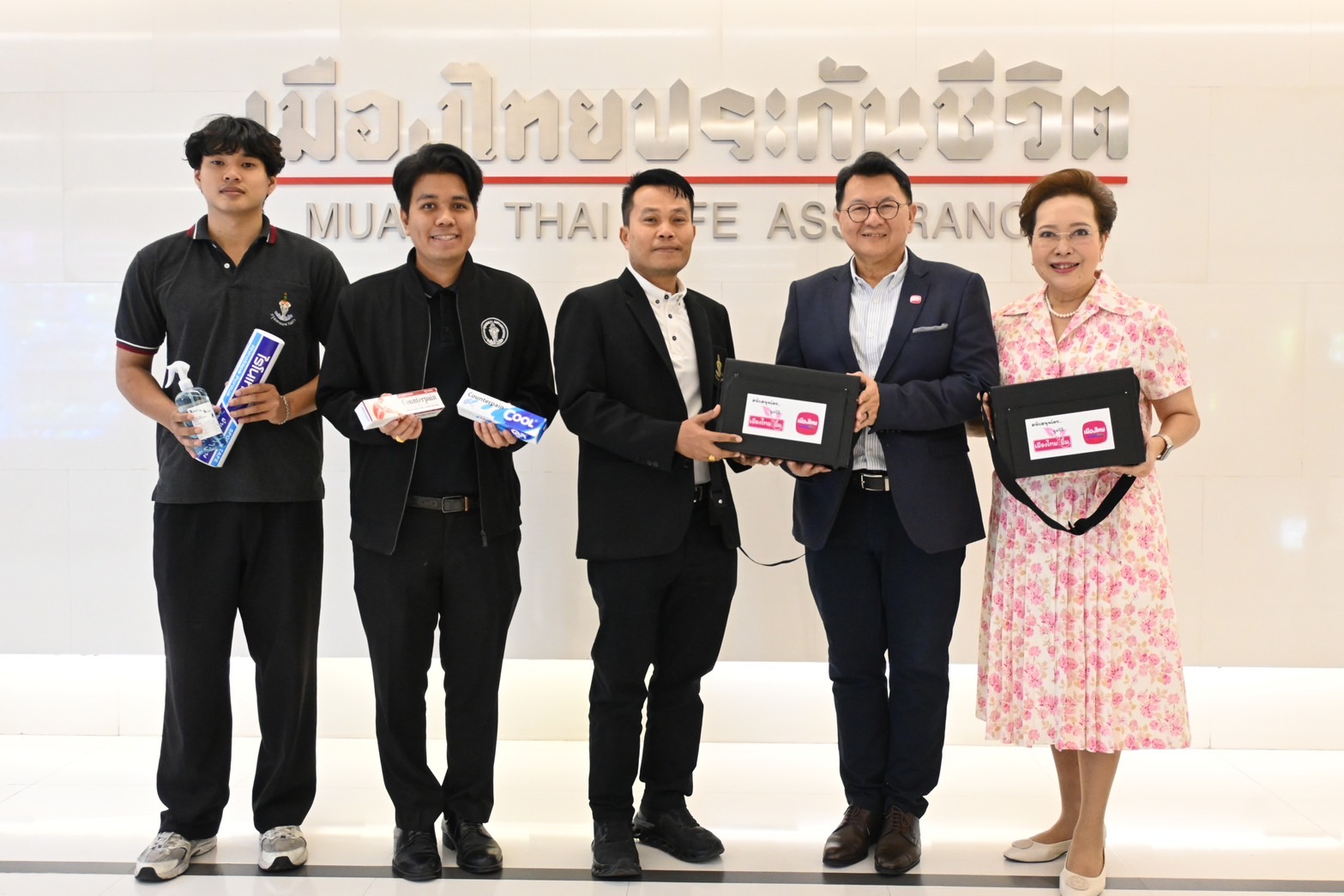 เมืองไทยประกันชีวิตและมูลนิธิเมืองไทยยิ้ม มอบกระเป๋าเวชภัณฑ์พร้อมอุปกรณ์ปฐมพยาบาลเบื้องต้น  เพื่อบริการผู้มาใช้ลานกีฬาในชุมชนเขตห้วยขวาง