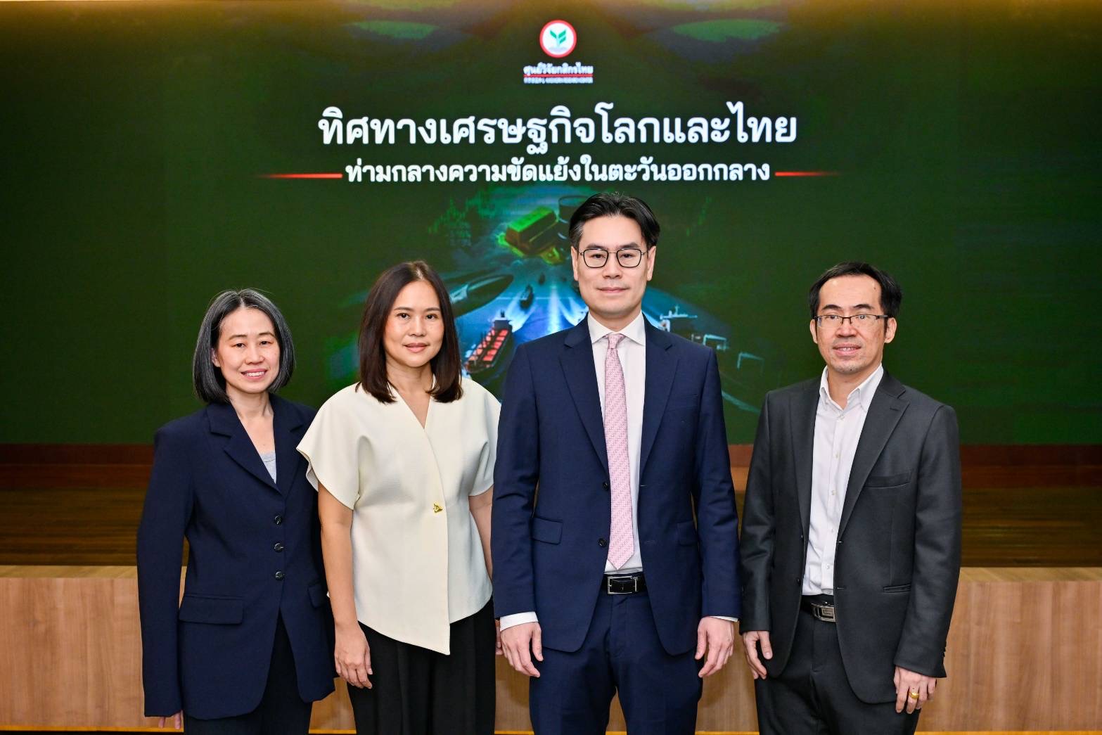 ศูนย์วิจัยกสิกรไทยมองสถานการณ์ราคาน้ำมันโลกมีโอกาสยืนเหนือระดับ 100 ดอลลาร์ฯ ต่อบาร์เรลในช่วง 1-3 เดือนข้างหน้า กระทบจีดีพีไทยร้อยละ 0.2-0.7