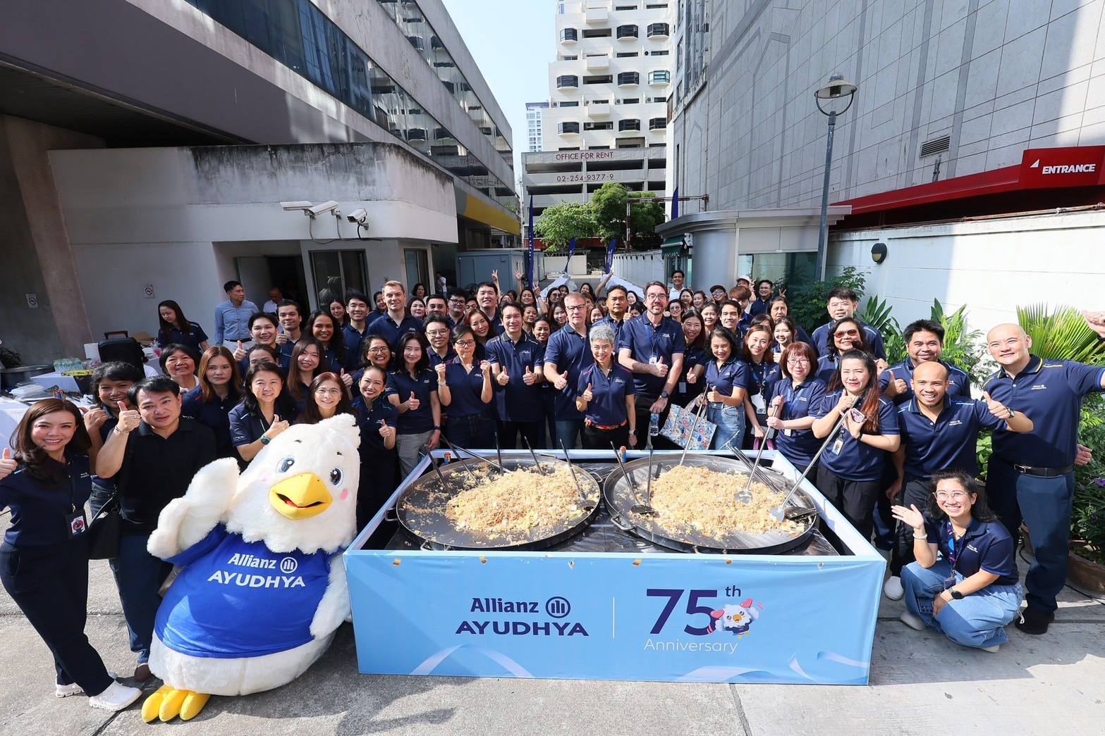 อลิอันซ์ อยุธยา จัดพิธีทำบุญตักบาตร ครบรอบ 75 ปี การดำเนินธุรกิจในประเทศไทย