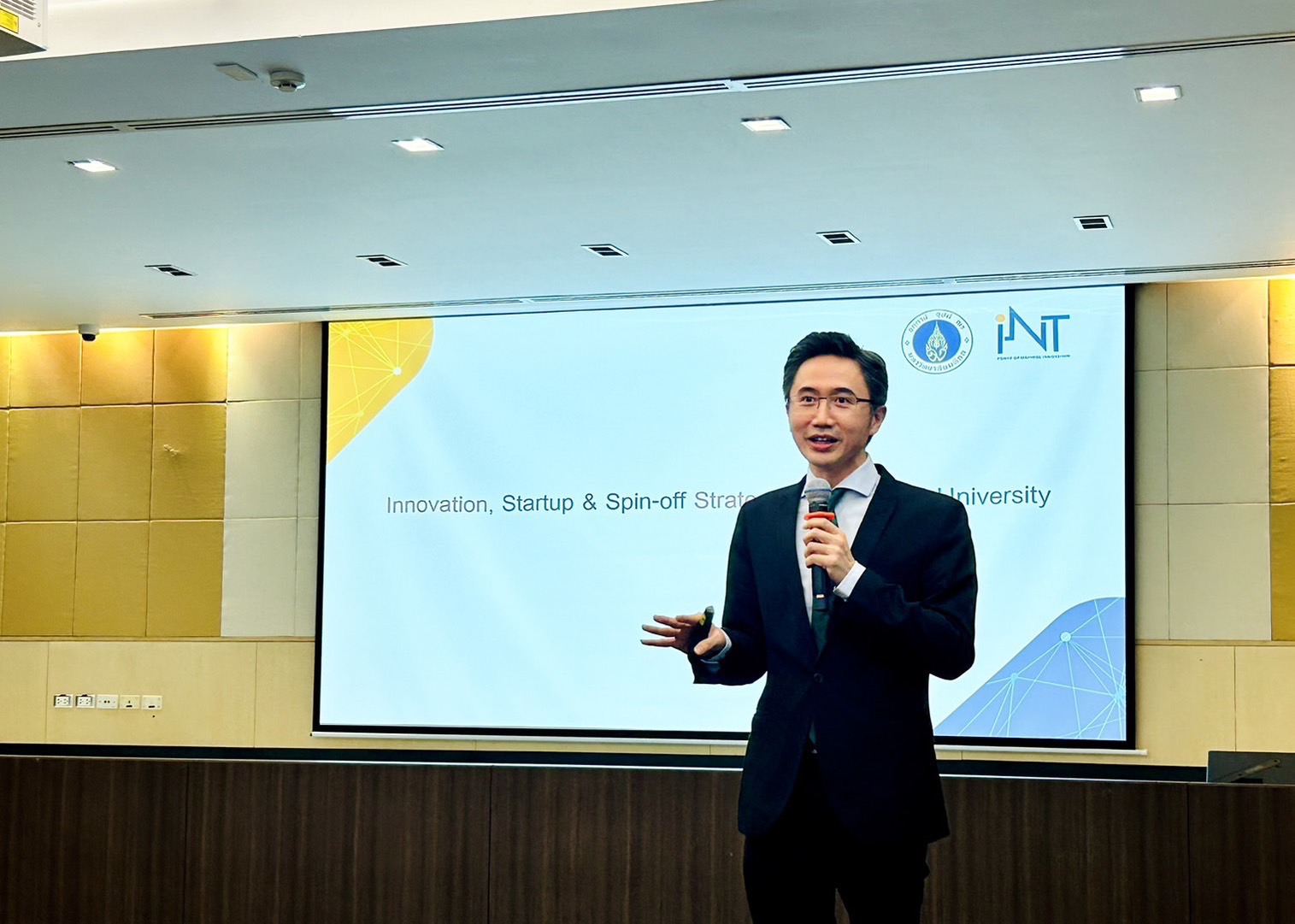 ศาสตราจารย์ ดร.ยศชนัน วงศ์สวัสดิ์ “ถอดบทเรียน INT มหิดล ครบ 10 ปี สู่การขับเคลื่อนนวัตกรรม สร้าง ‘เศรษฐกิจนวัตกรรม’ ทางออกประเทศไทย”