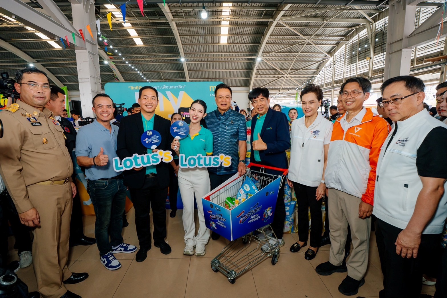 แม็คโคร–โลตัส ภายใต้ ซีพี แอ็กซ์ตร้า ผนึกภาครัฐขับเคลื่อน “ไทยช่วยไทย”ลดราคาสินค้าจำเป็น ครอบคลุมกว่า 600 อำเภอทั่วประเทศ